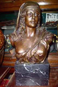 Frauenbüste  auf Sockel Bronze