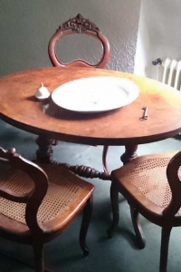 Tisch oval Vier Stühle Nussbaum