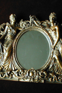 Spiegel oval  mit Frauenfiguren